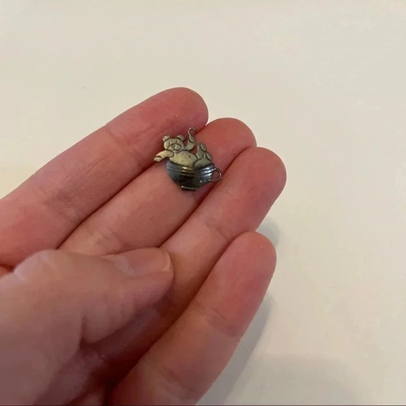 VINTAGE SOLID SILVER TEDDY BEAR IN A TEACUP TEA CUP PENDANT / CHARM *FLAW - Picture 2 of 5